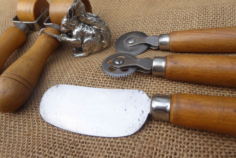 Job Lot Of 5 Vintage Ridgely Decorating Tools