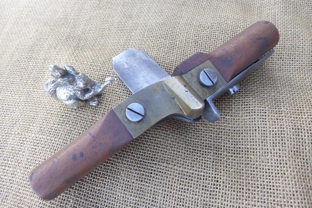 Buck (122 Edgware Road) Reeding Type Shave