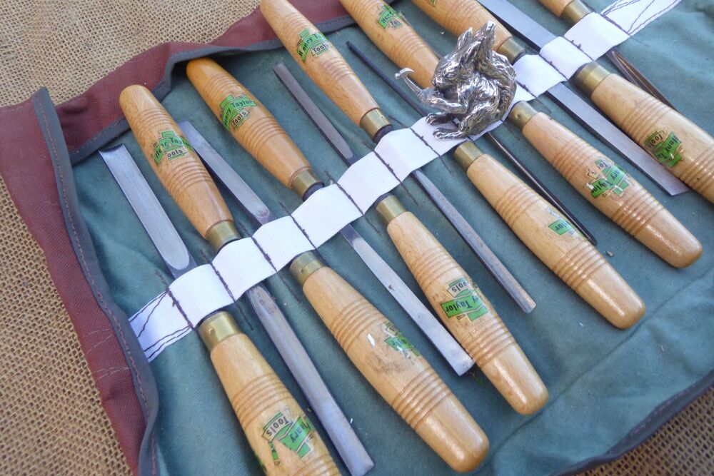 12 x Henry Taylor Carving Tools In Tool Roll