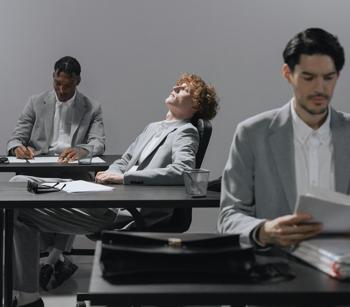 Image of bored, disengaged office workers