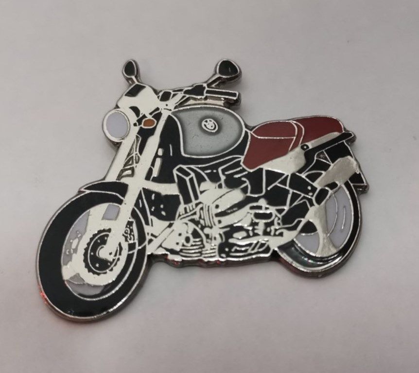 R Roadster lapel pin badge (0433)..