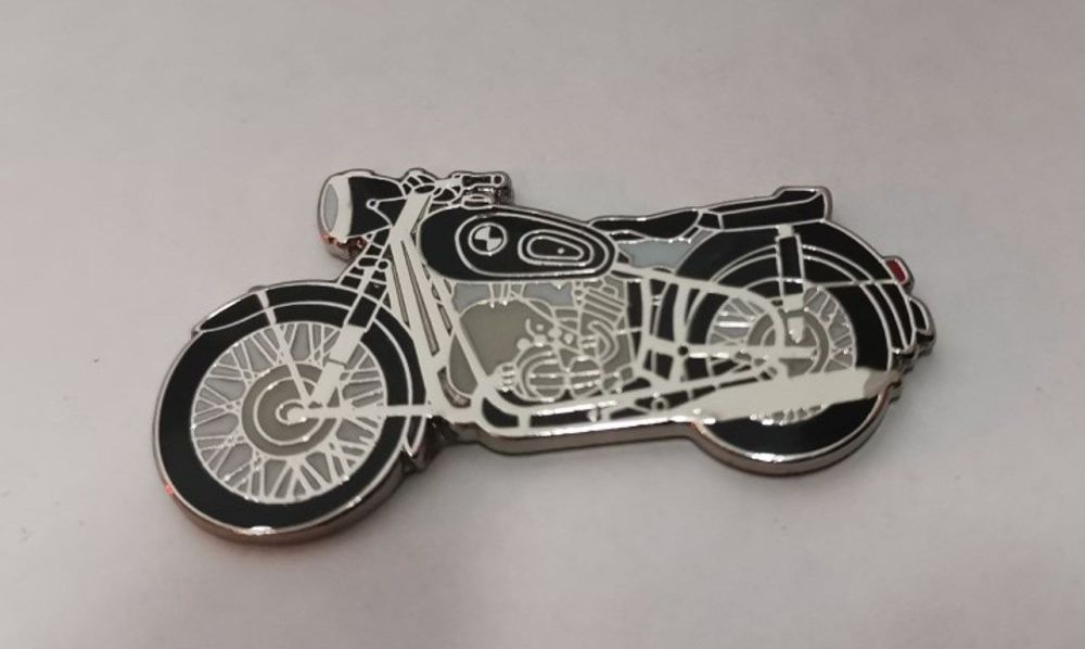 R68 lapel pin badge (0586)..