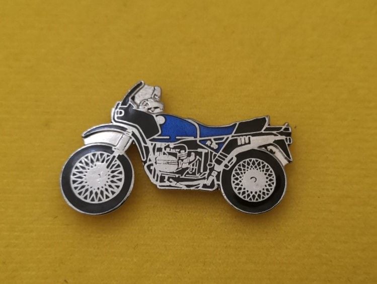 R100GS lapel pin badge (0132)..