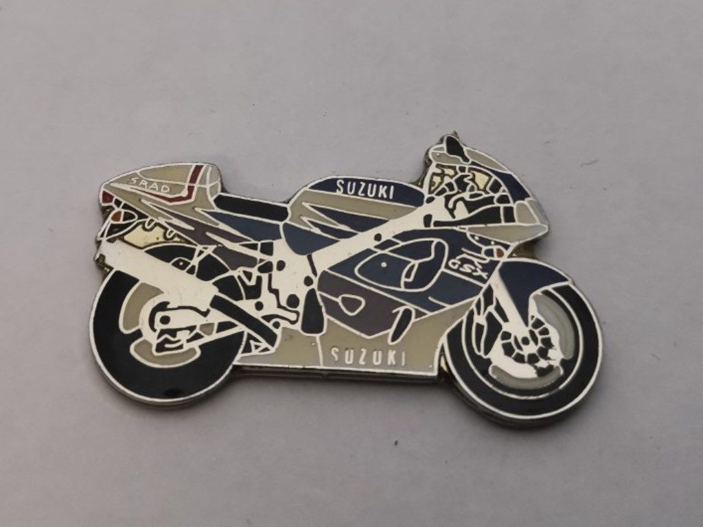 GSXR750 lapel pin badge (0558)..