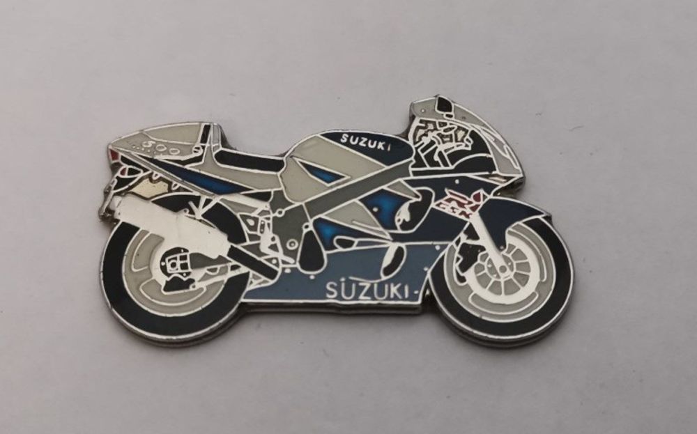 GSXR600 lapel pin badge (0637)..
