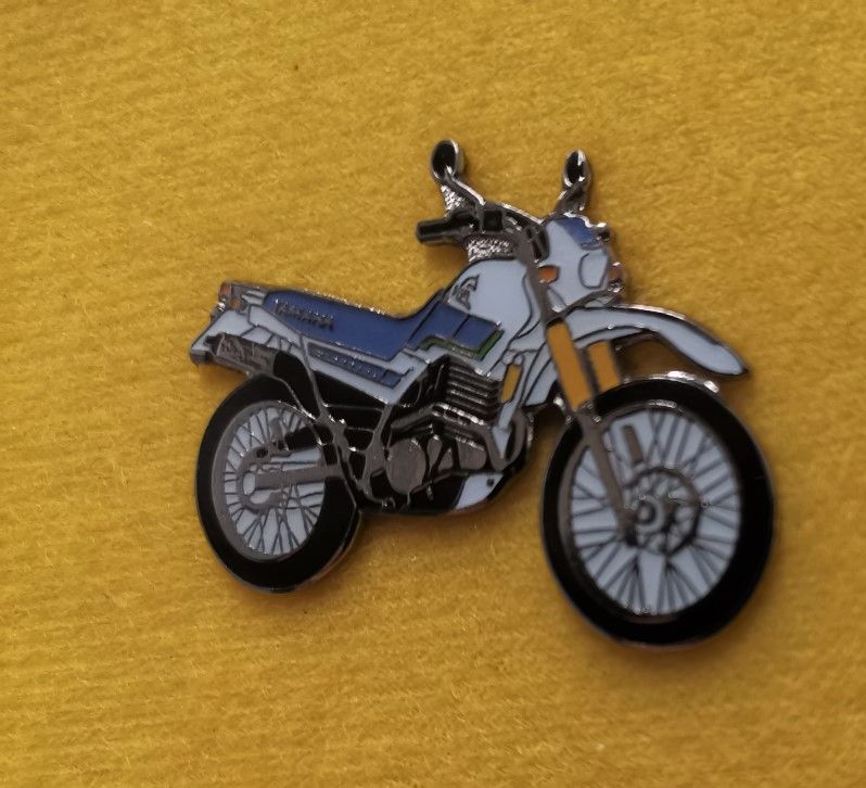 Serrow 225 lapel pin badge (0423)..