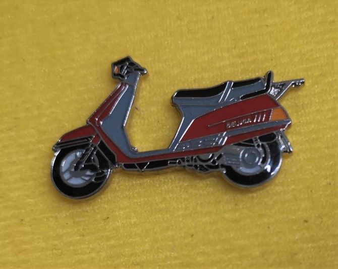 Beluga lapel pin badge (0397)..