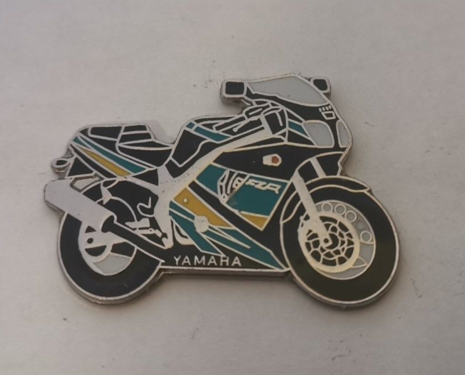 FZR600R lapel pin badge (0445)..