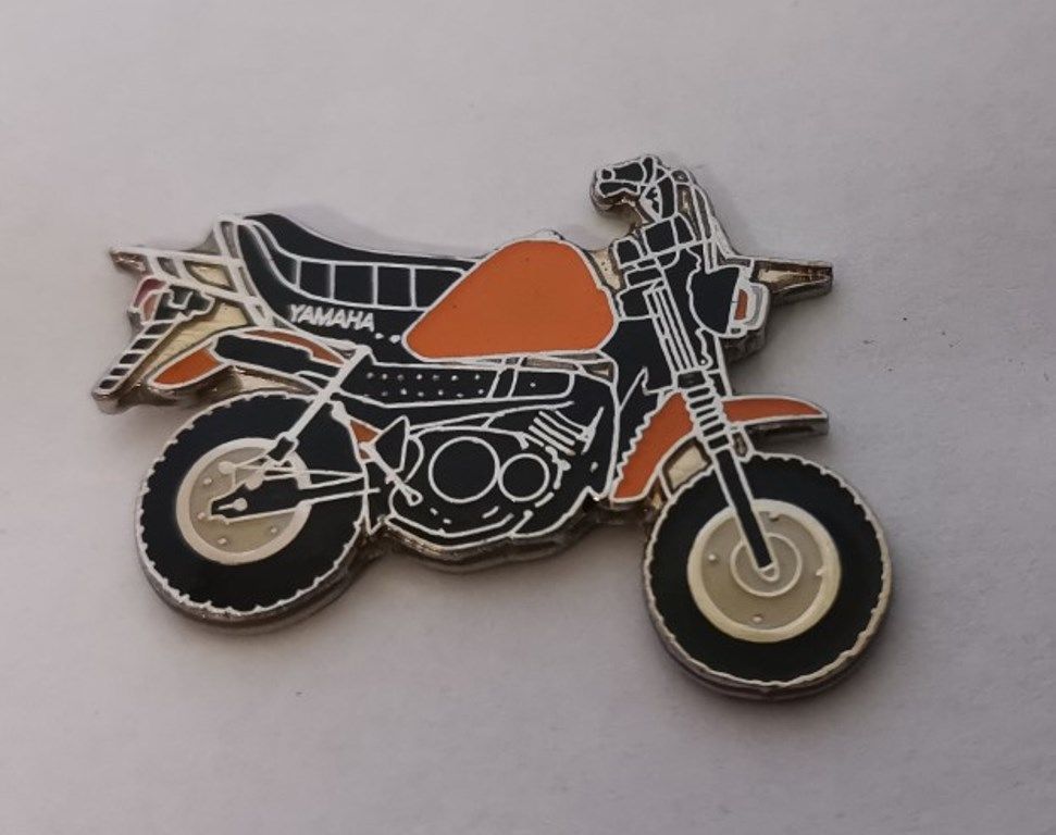 QB50 Bird lapel pin badge (0479)..