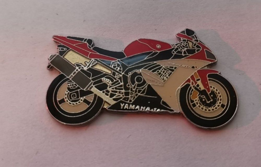 YZF R1 2002 lapel pin badge (0839)..