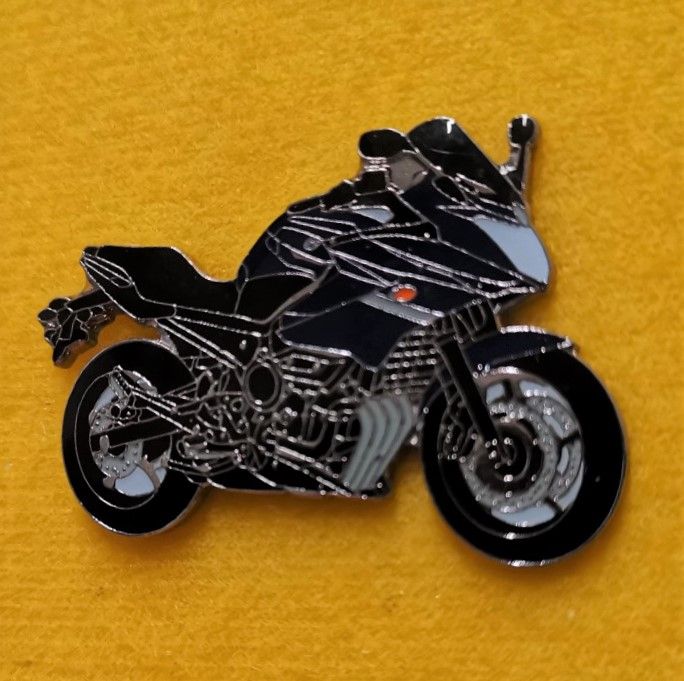XJ6 lapel pin badge (1105)..