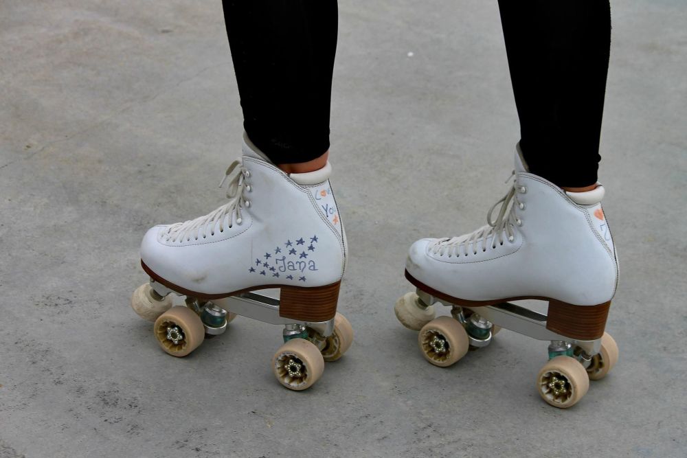 roller-skates-g844a3ddf0_1920