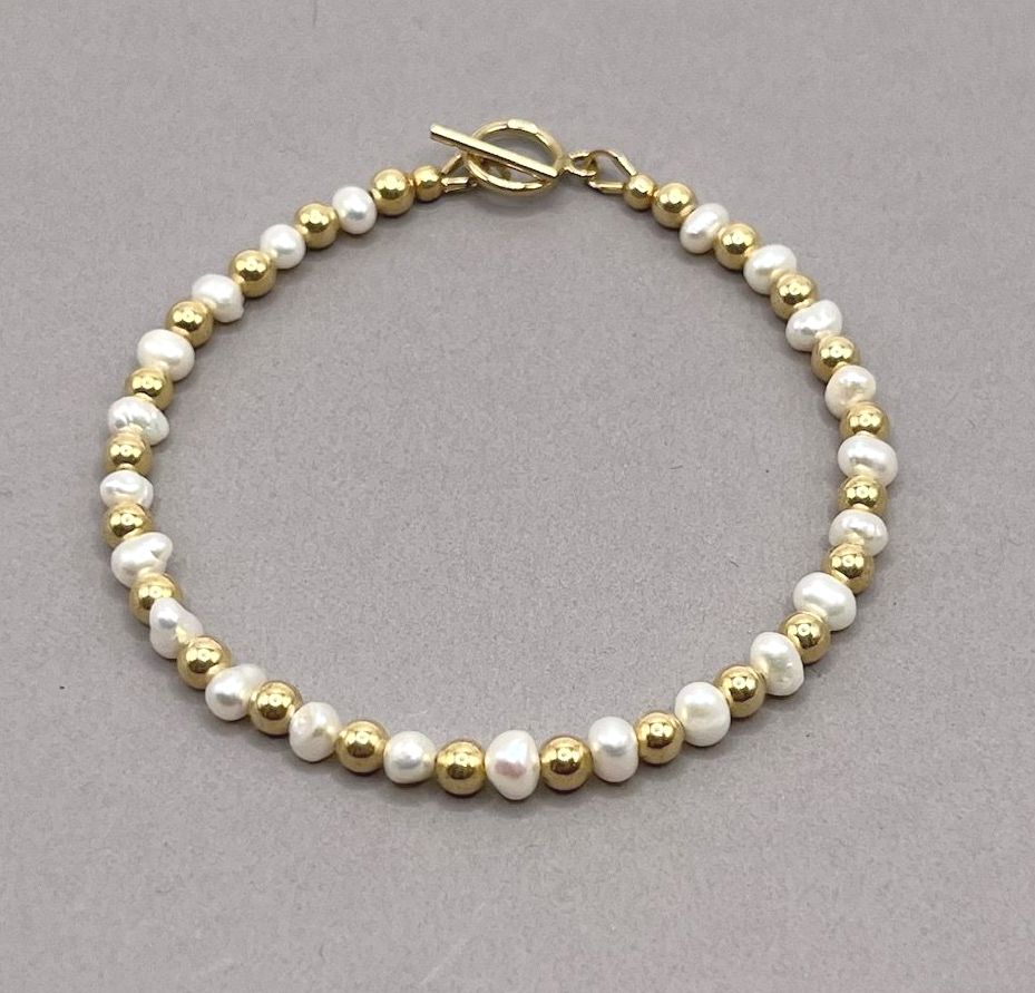 Gold freshwater pearl toggle bracelet