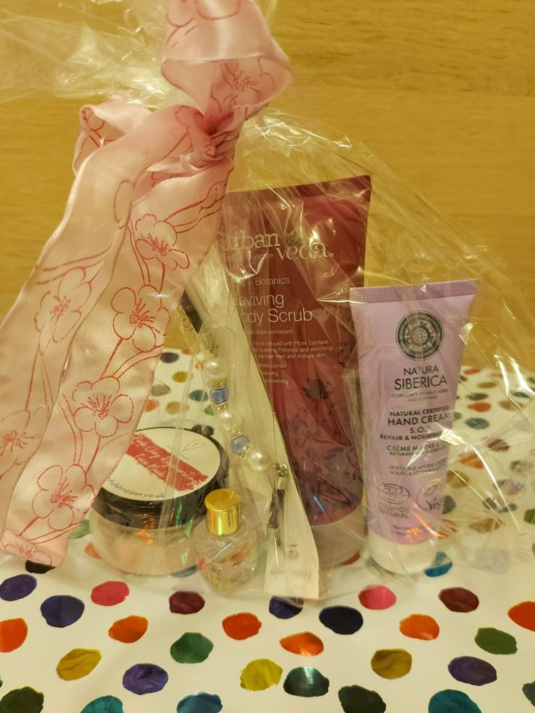 G28 Gift for Her Pink Clay Face Mask, Reviving Body Scrub Urban Veda, Hand Cream with Northern Cloudberry, Lollia - Always in Rose Little DeLuxe Eau
