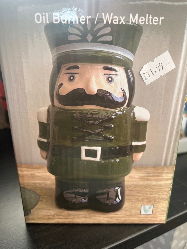 Green nutcracker burner