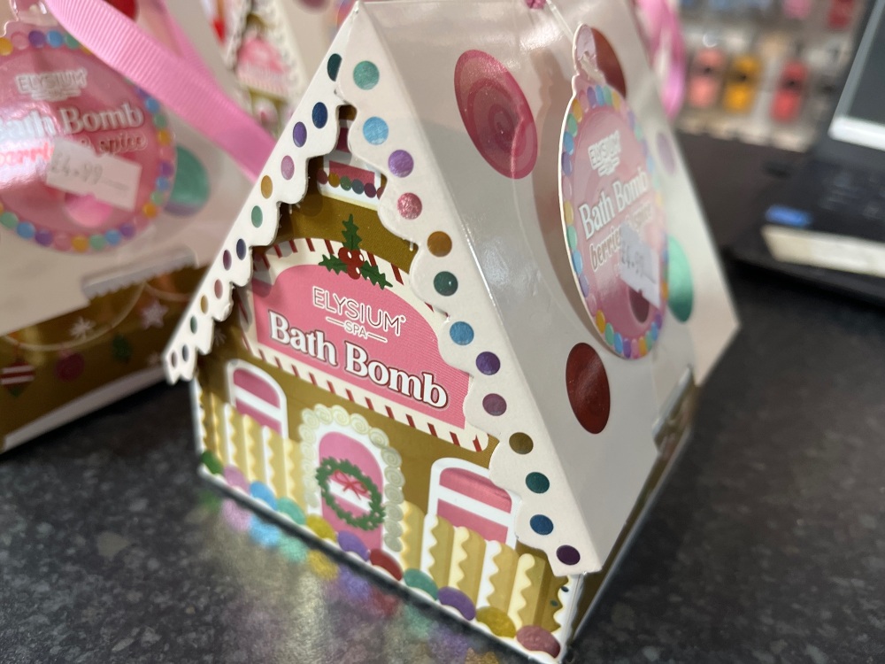 Berries & spice bathbomb in a gingerbread house box
