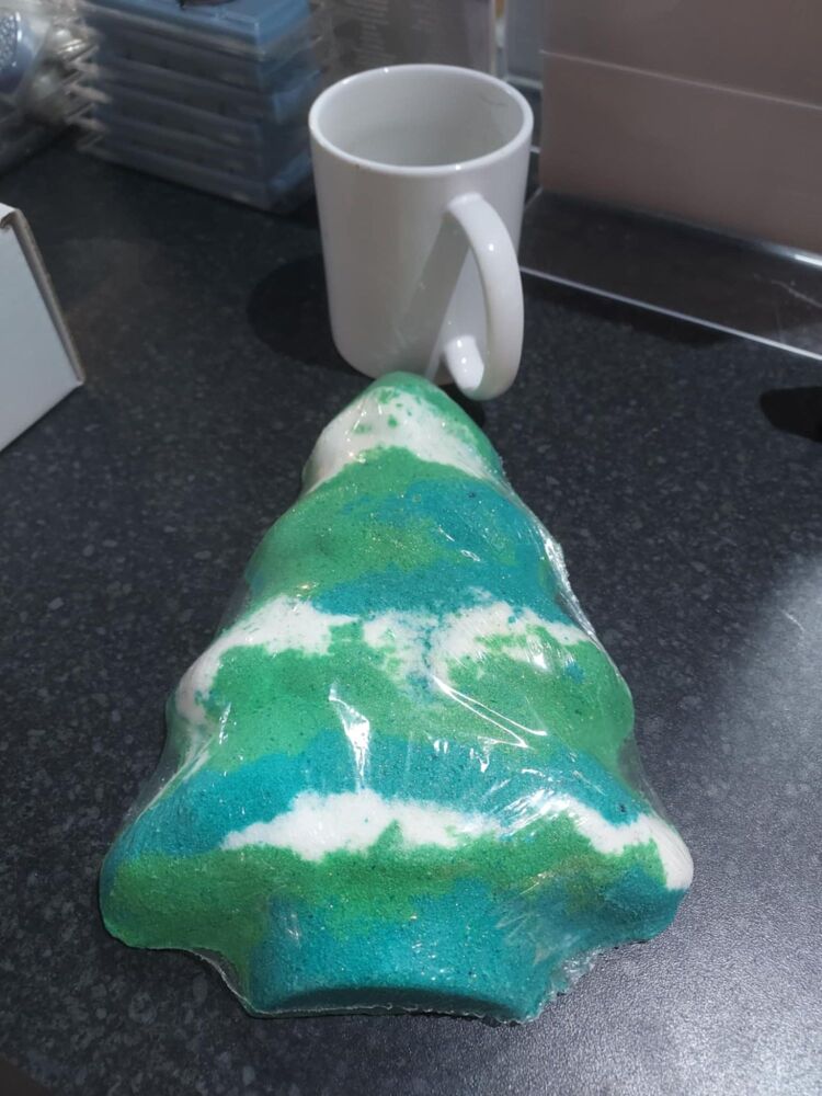 Giant xmas tree bathbomb approx 750g