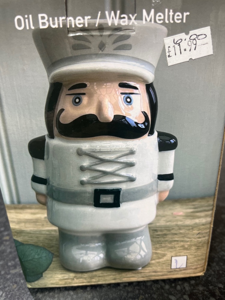 White nutcracker burner
