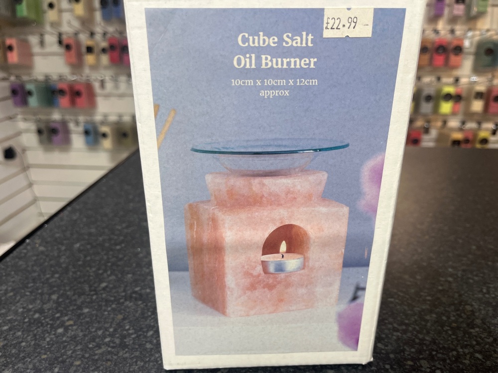 Cube salt oil burner