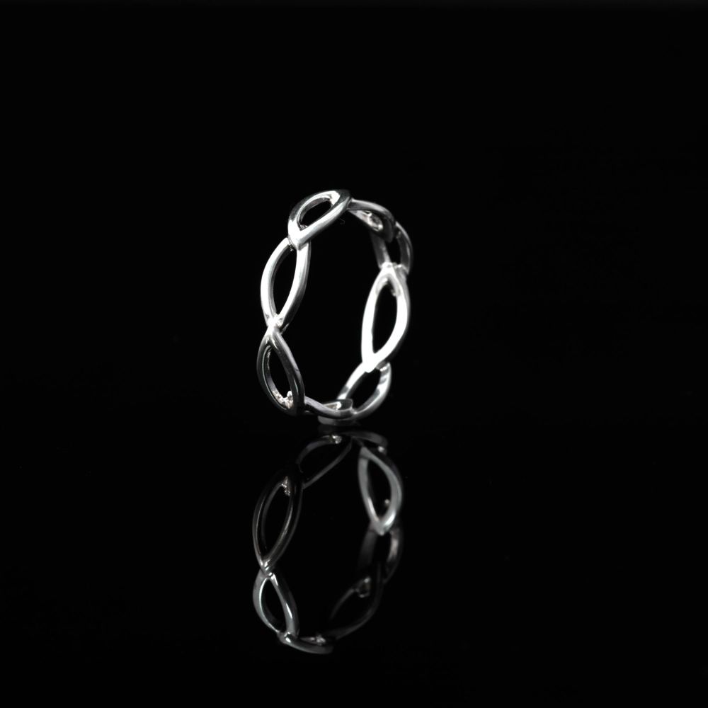 Overlapped oval ring.