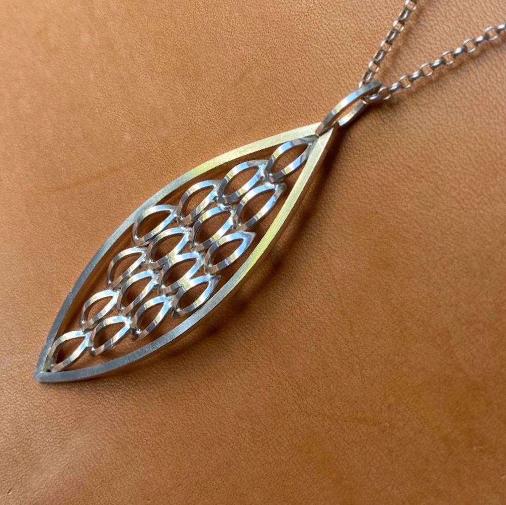 Oval repeat pendant