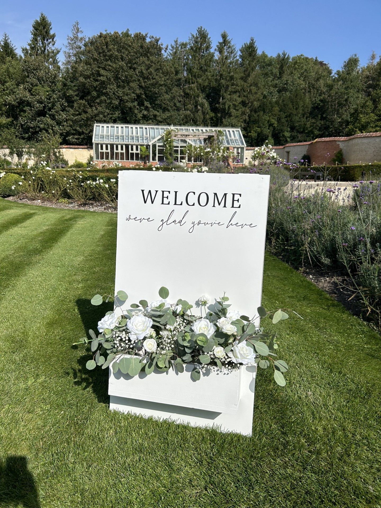 white welcome sign