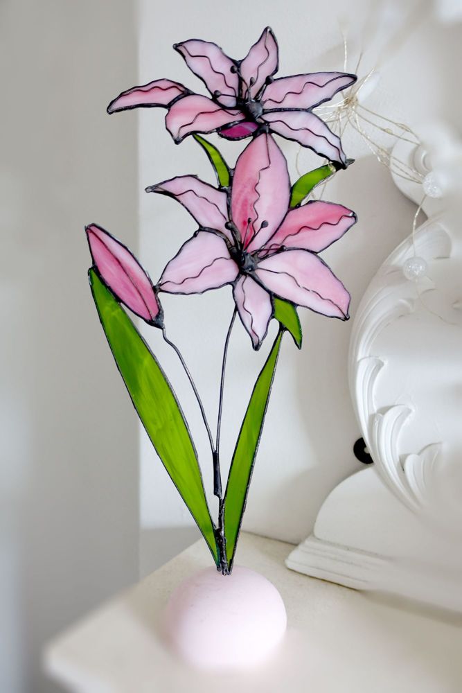 Lily-stained-glass-table-decor