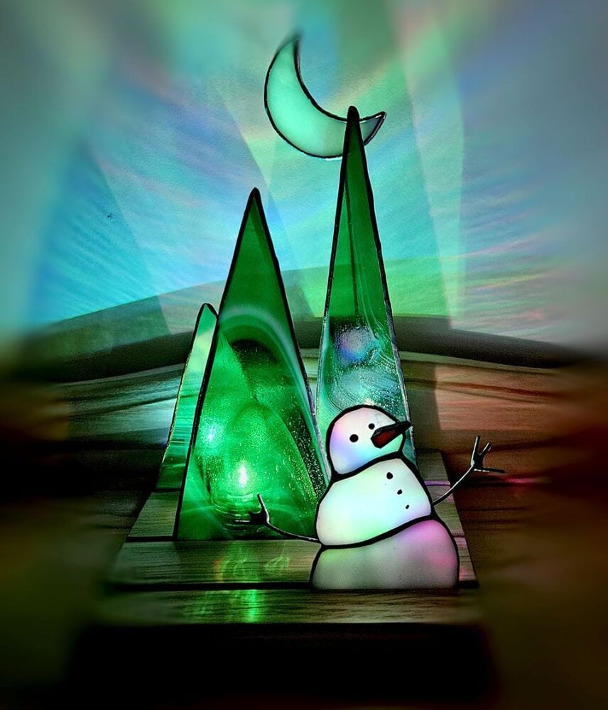 glass-art-snowman-winter-scene