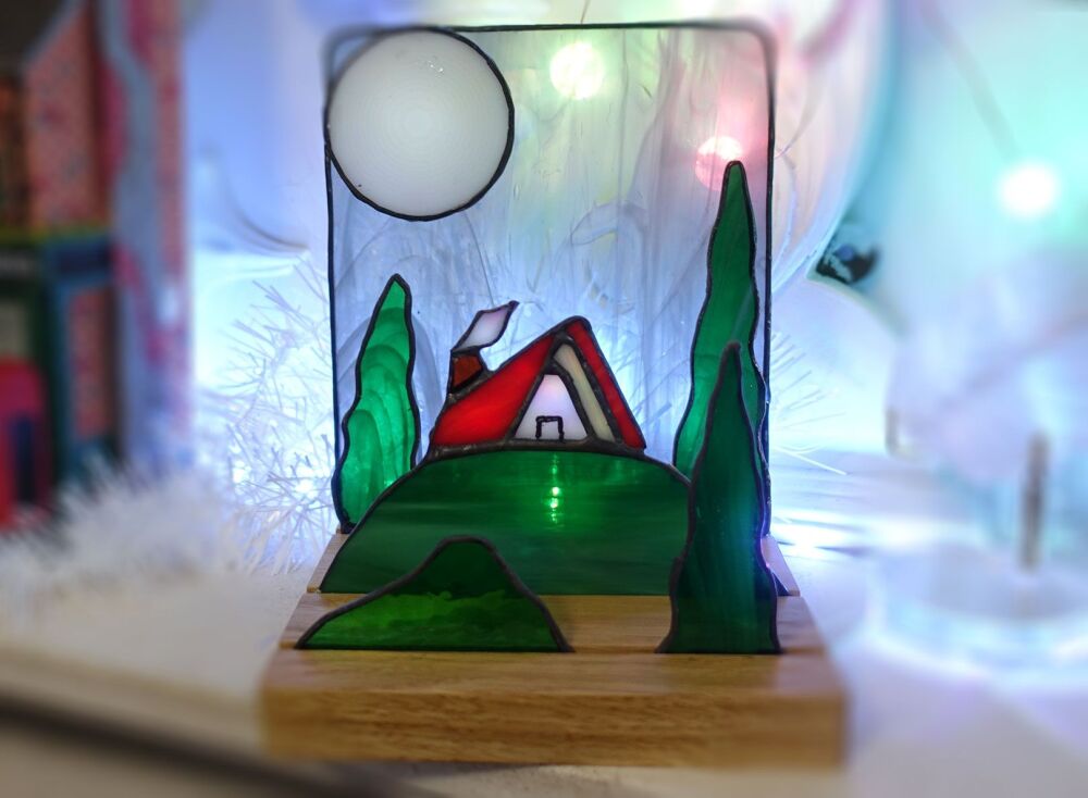 Diorama-cottage-moon-stained-glass-lamp