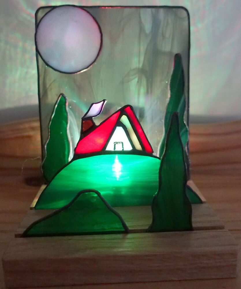 Diorama-cottage-moon-stained-glass-lamp2