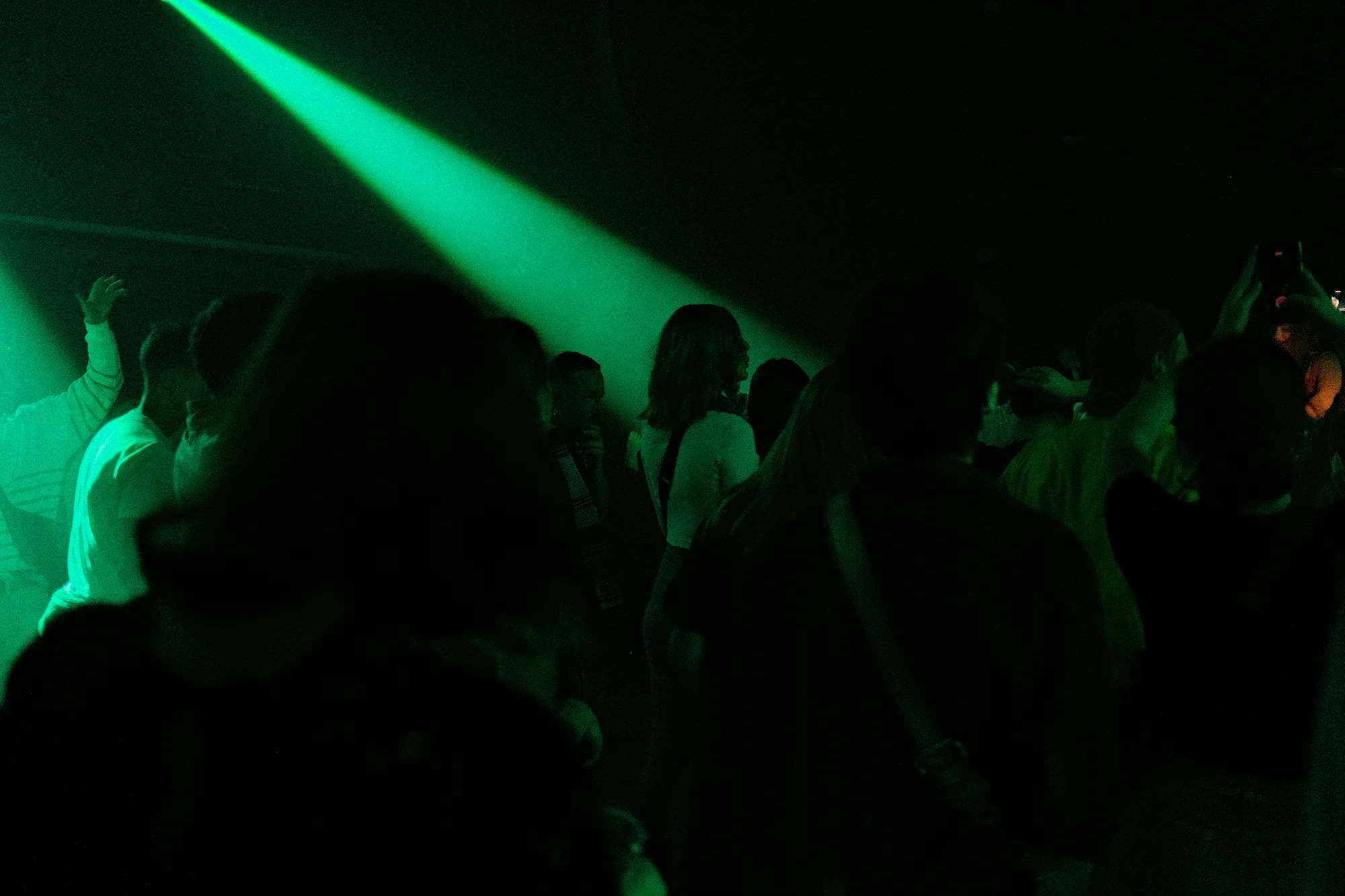 a-group-of-people-standing-in-a-dark-room-vYvtdCobygk.jpg