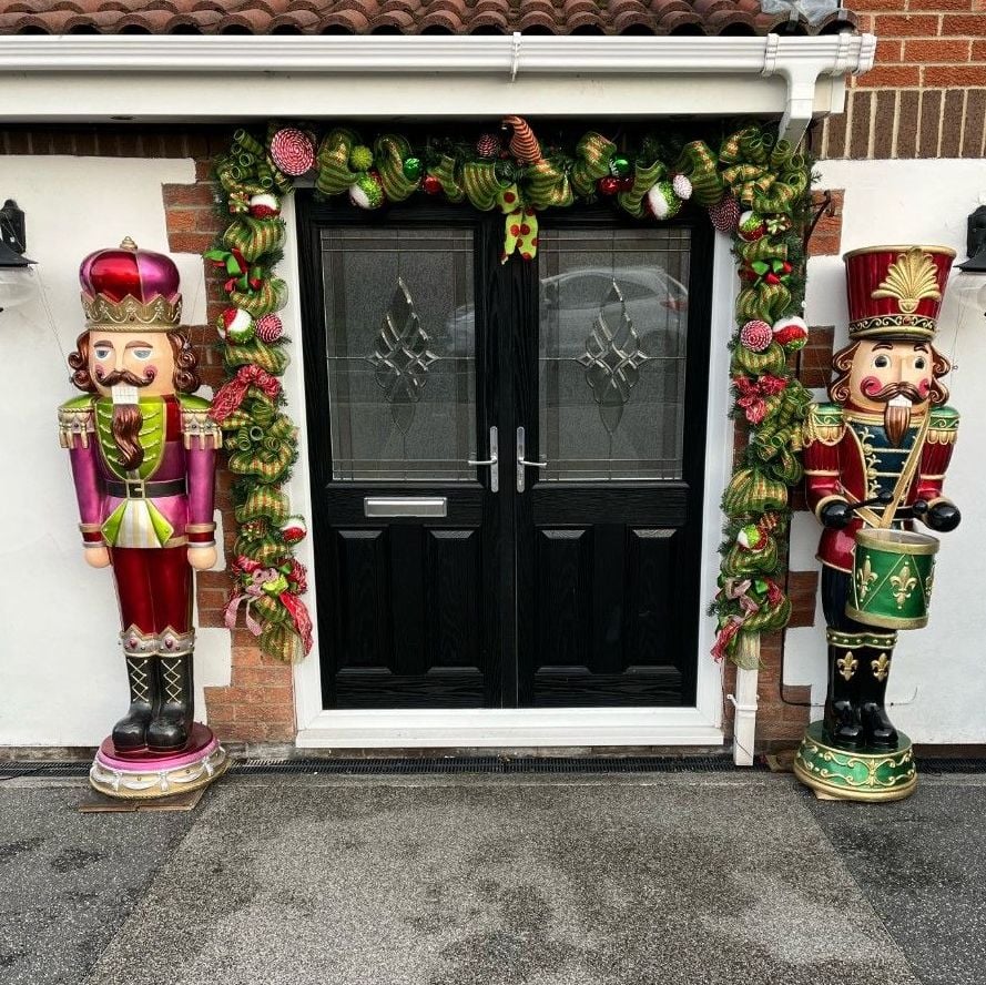 18ft FRONT DOOR ELF GARLAND