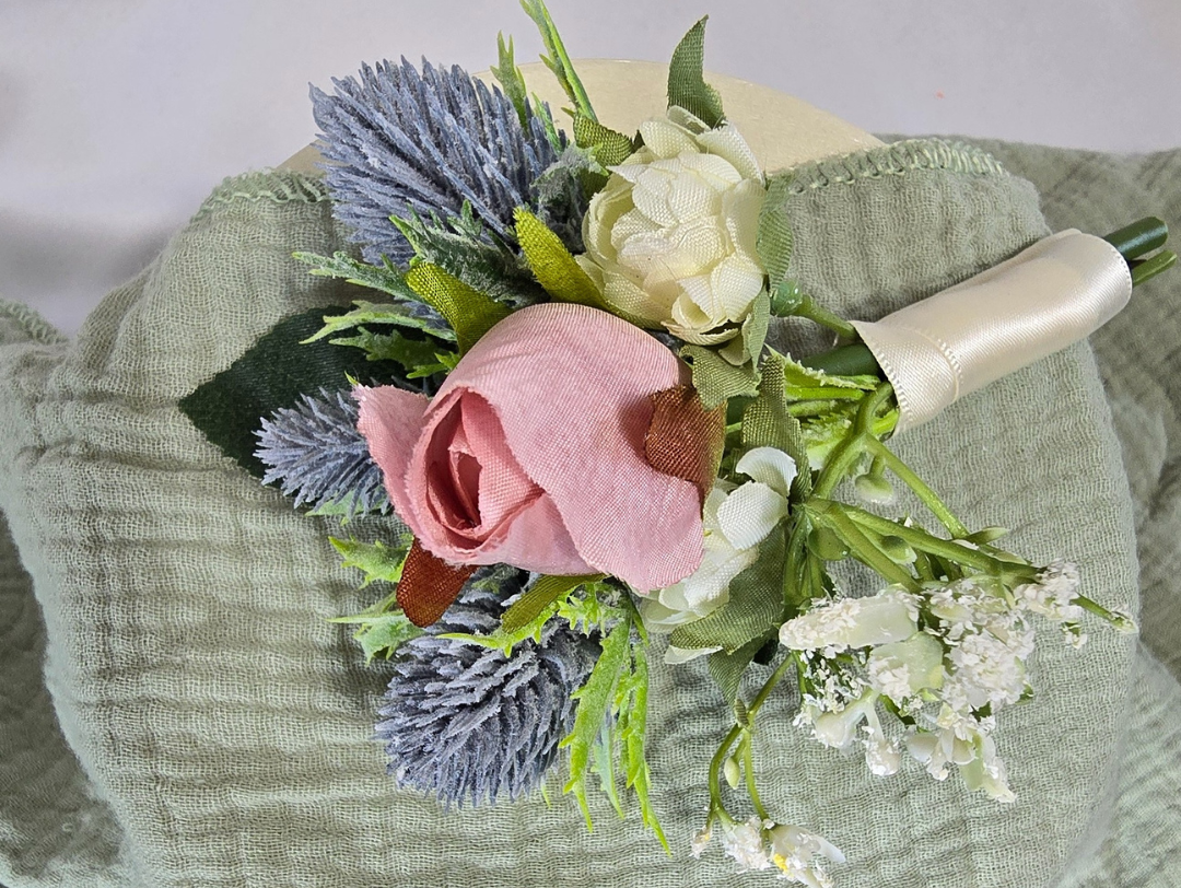 BLUSH PINK BUTTONHOLE