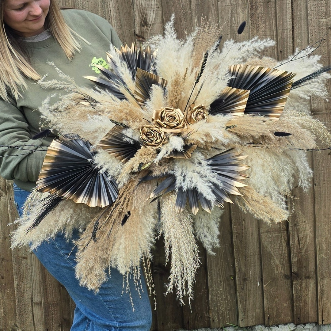 Black & Gold Pampas Grass Wall Décor | Dried Floral Arrangement for Boho & Modern Interiors