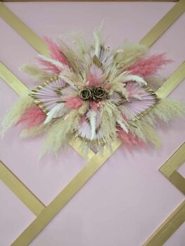 609065492_1855621045080902_4387564043513472878_n pink and gold pampas grass wall decoration perfect for salons
