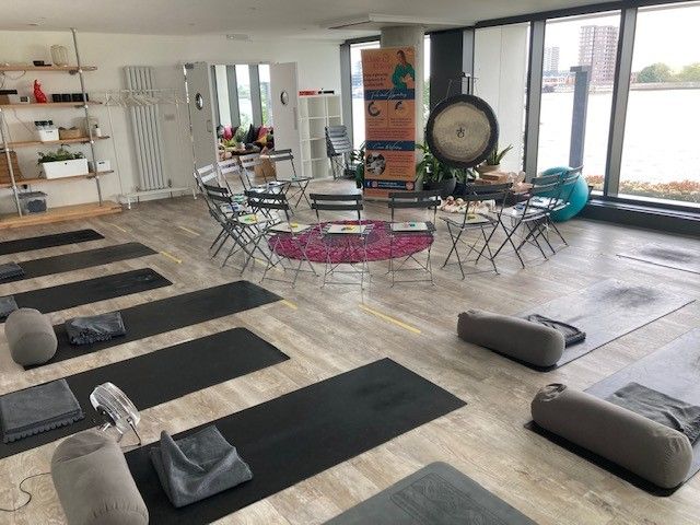 calling pregnant mums in woolwich and greenwich: group hypnobirthing classes and prenatal yoga in Royal Woolwich Arsenal