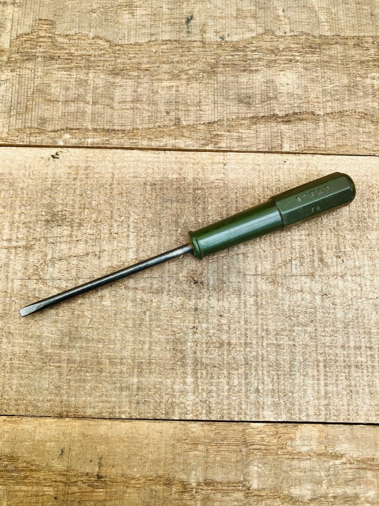 Vintage STEAD Electricians 5000v Fine Tip Screwdriver Green Bakelite