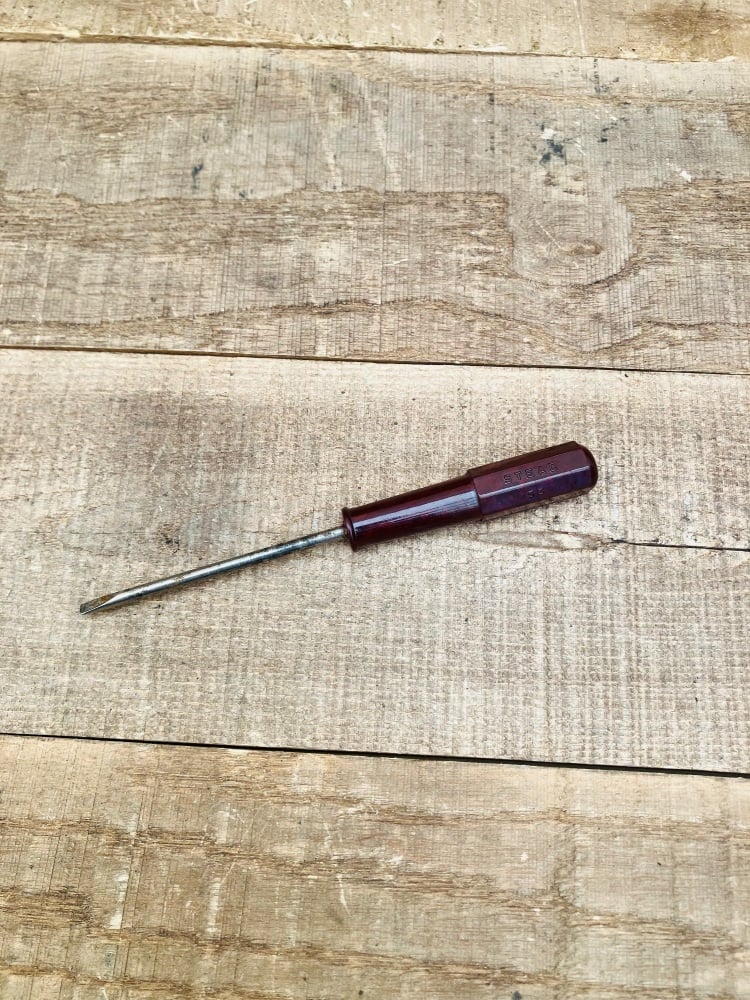 Vintage STEAD Electricians 5000v Fine Tip Screwdriver Mottled Red Bakelite