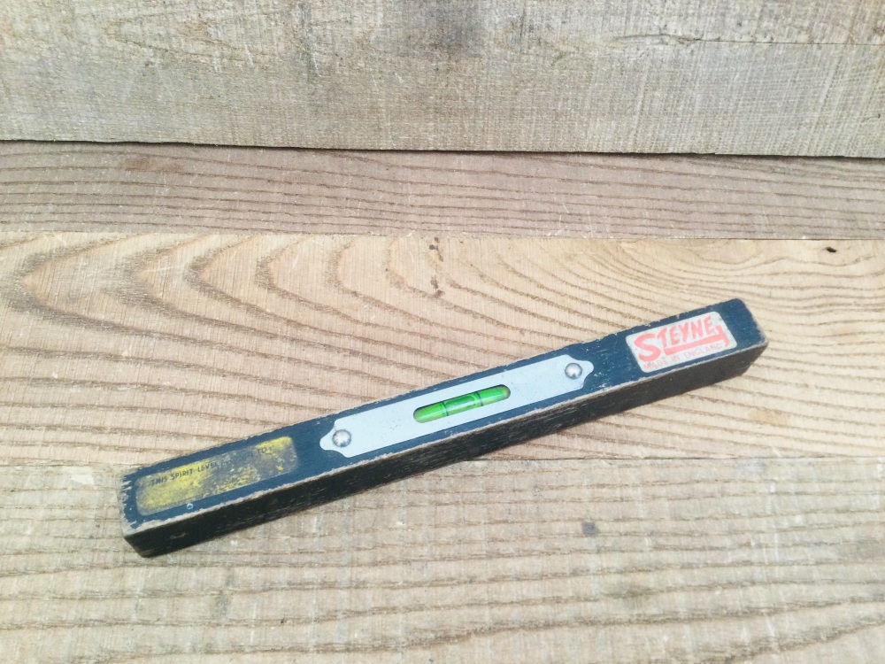 Vintage Wooden 9&rdquo; Spirit Level