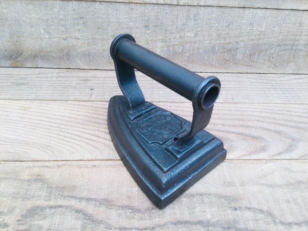 Vintage CARRON NO 6 Cast Iron Works Scotland Flat Iron