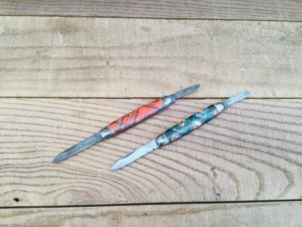 Vintage Richards Sheffield Twin Blade Folding Pocket Knives Tartanware