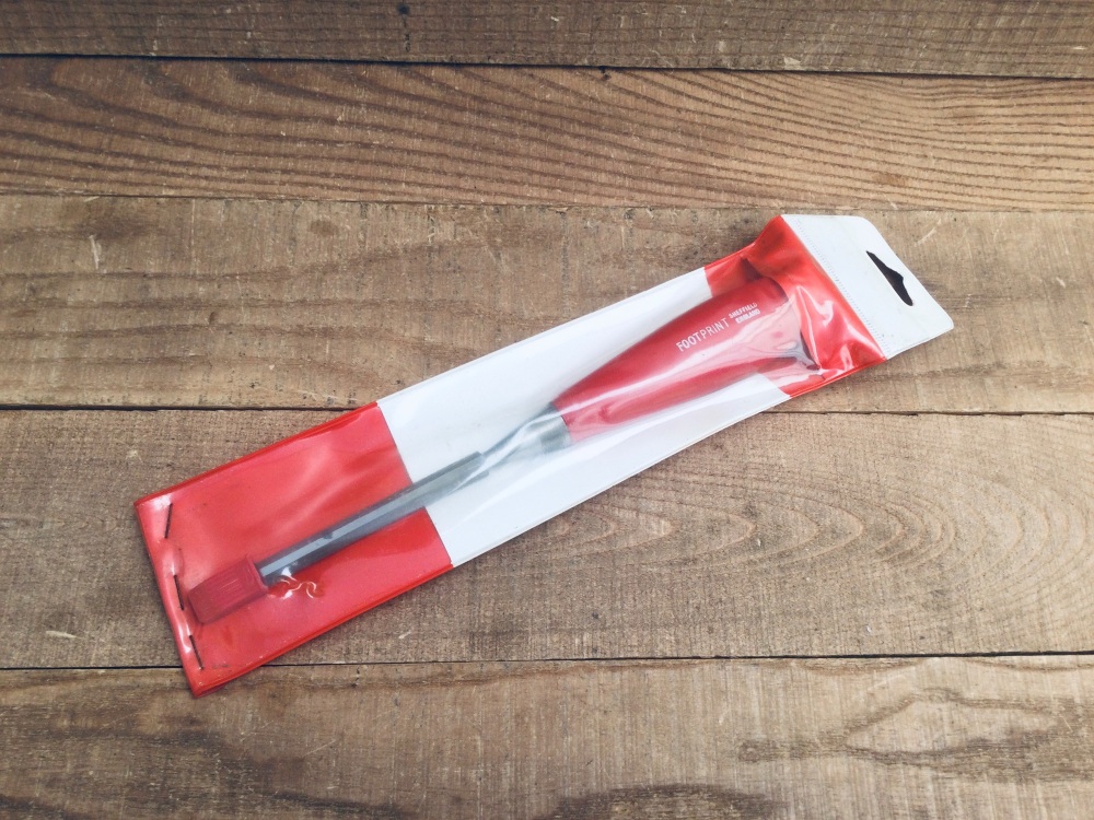 Vintage &acirc;&rdquo; Footprint Red Handle Bevel Edge Chisel