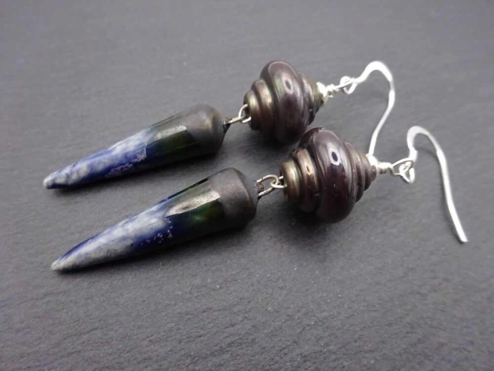 blue and grey spikes