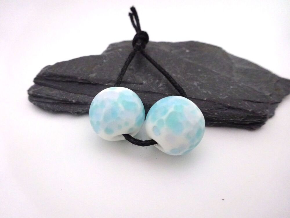 white and blue spheres