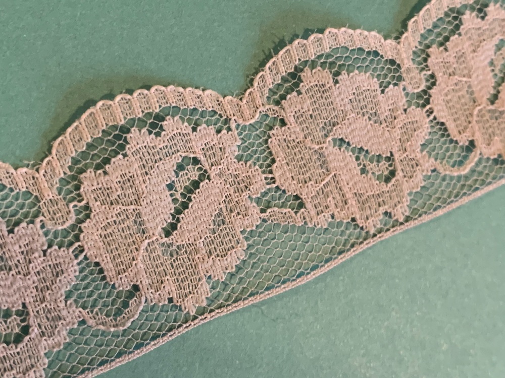 Grey Scallop Lace 40p per metre 3cm wide