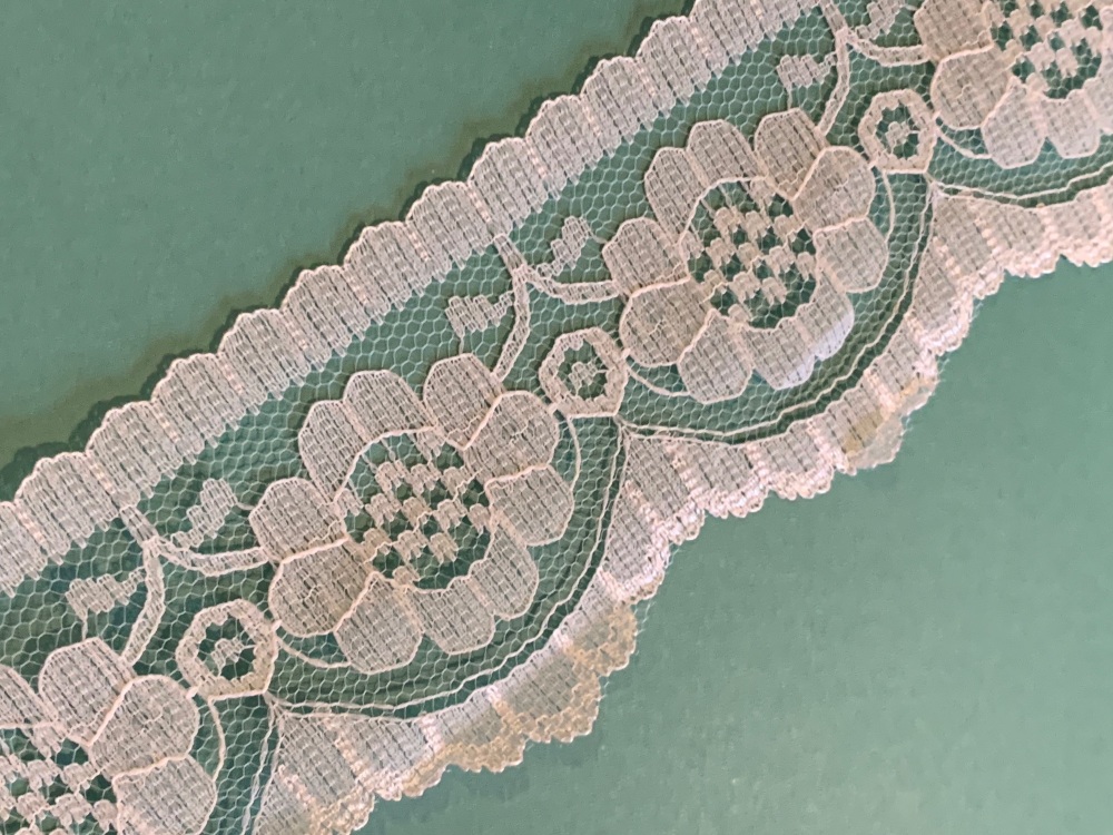 White Scallop lace 60p per metre