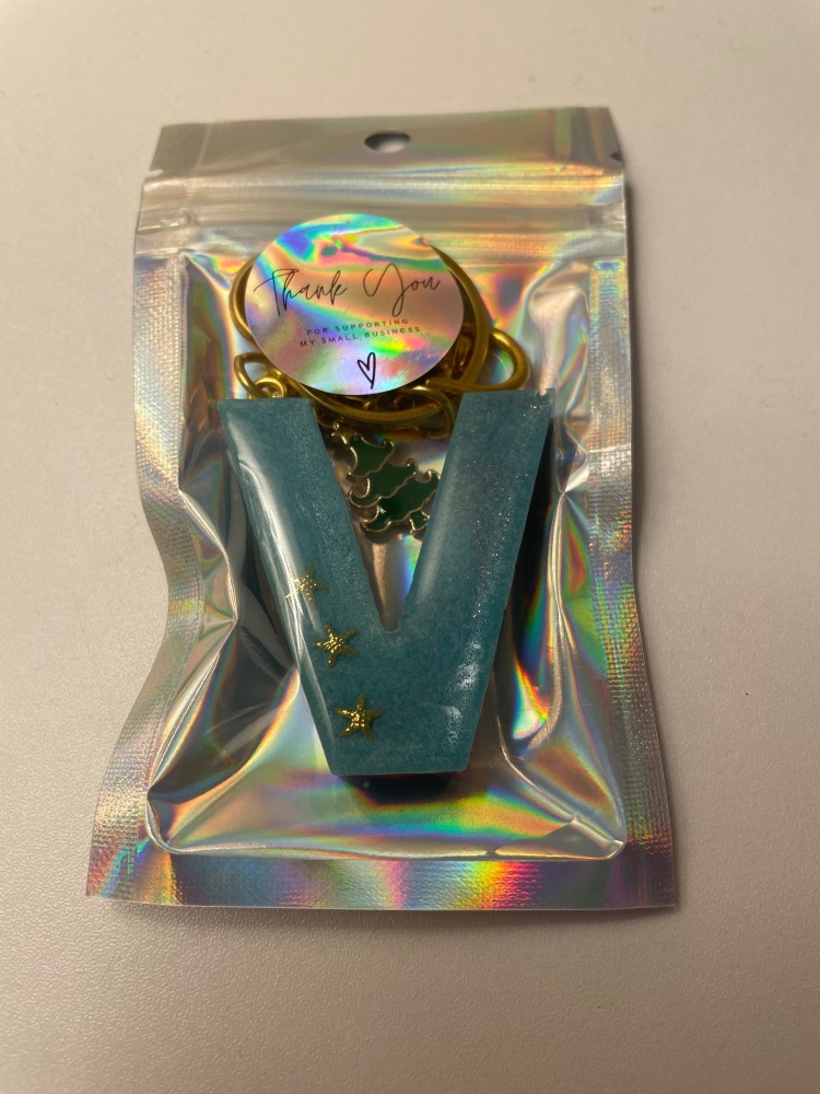 Letter ‘V’ with tree charm (removable)