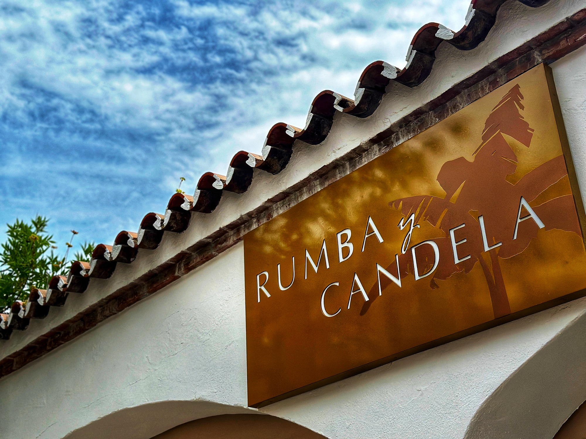 The vibrant entrance of Rumba y Candela in Frigiliana, where the Ginito cocktail was first perfected.