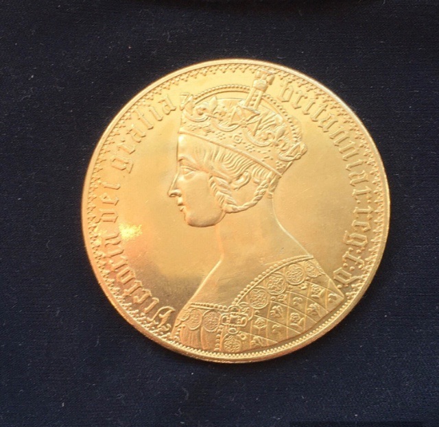 Elizabeth 11 *1952_2021* Gold Effect - 200 Pounds Commemorative Coin / British Coins