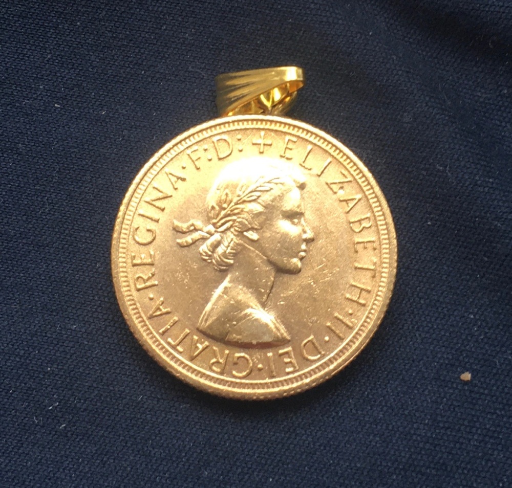 Queen Elizabeth 11 Sovereign / With Clasp - 22kt Gold Plated / British Coins